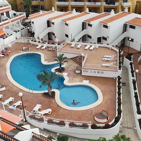 펜션 3 Bedrooms With Views 아데제