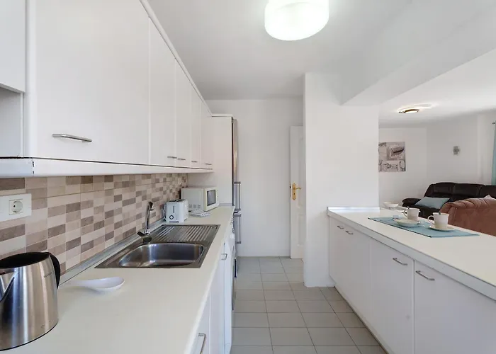 Будинок відпочинку 3 Bedrooms With Views *