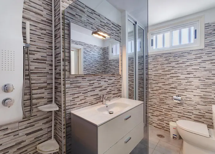 Будинок відпочинку 3 Bedrooms With Views Адехе