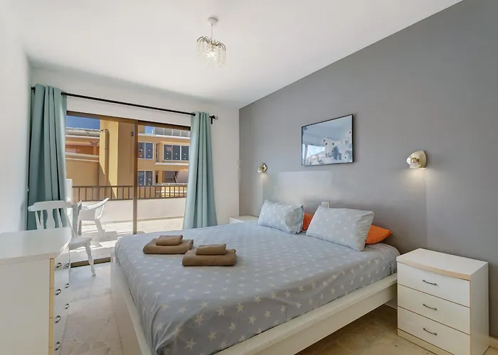 Будинок відпочинку 3 Bedrooms With Views Адехе